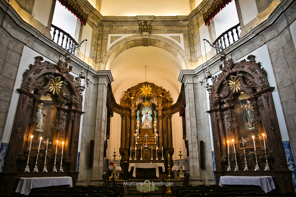 Fotografia do altar da igreja do outeiro da gloria no rio de janeiro em registro de Mariana Seelinger Fotografa de casamentos e familias
