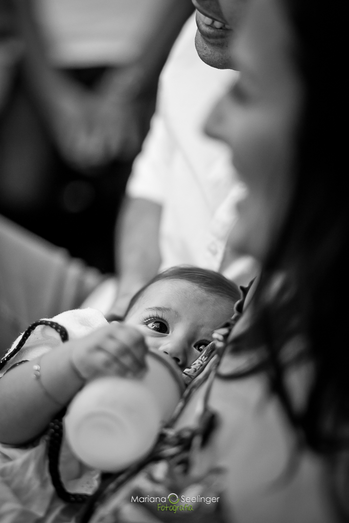 Troca de olhares entre mãe e filho durante batizado de Davi na igreja histórica da nossa senhora da gloria do outeiro - rio de janeiro por Mariana seelinger fotografa de casamentos e familias