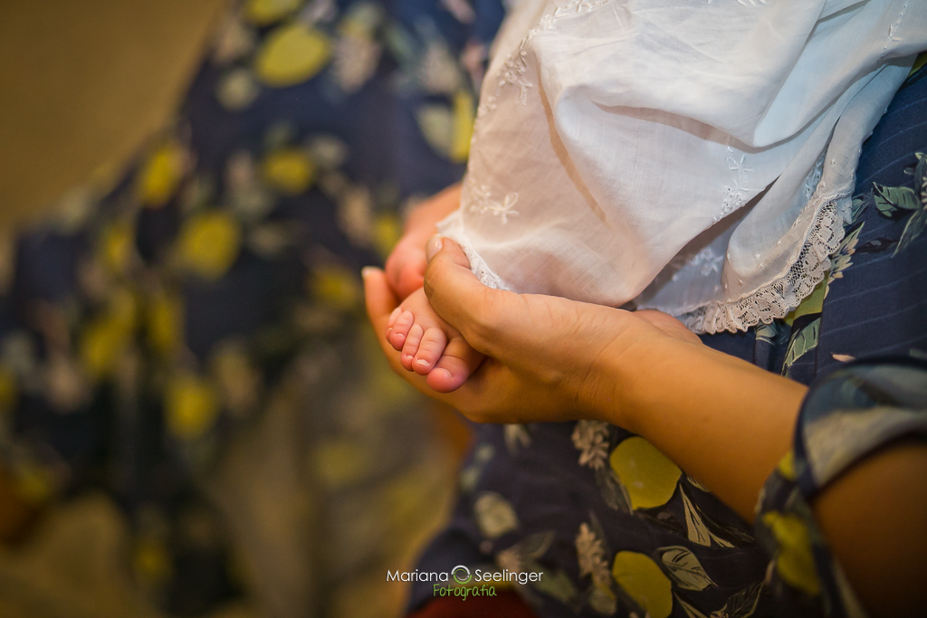 pezinho do bebe em batizado naigreja nossa senhora da gloria do outeiro - rj