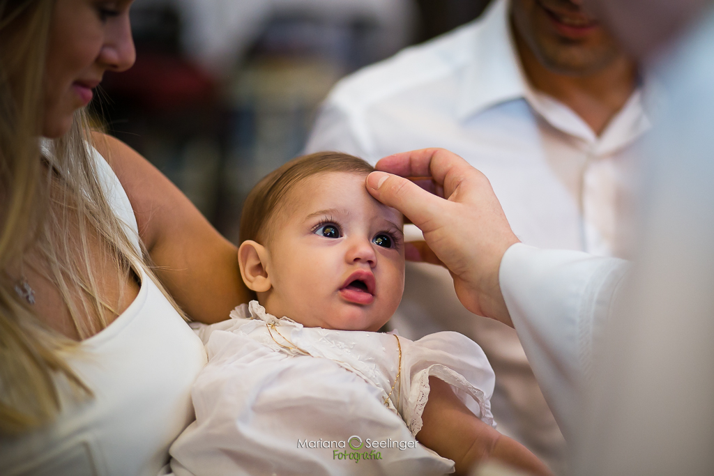 Foto de batizado decriança usando mandrião tradicional na igreja do outeiro da gloria - rio de janeiro - rj por Mariana Seelinger Fotógrafa de Casamentos e Familias