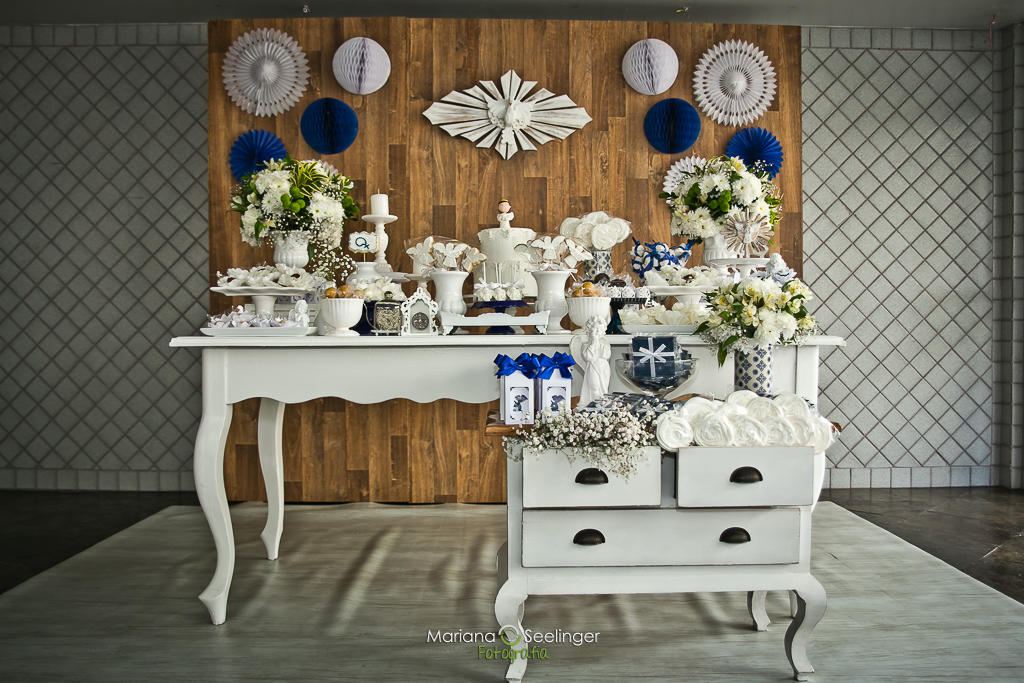 decoração de batizado branca e azul marinho tema ovelhinhas e anjos por mariana seelinger fotógrafa de casamentos e familias em rio de janeiro e nitero