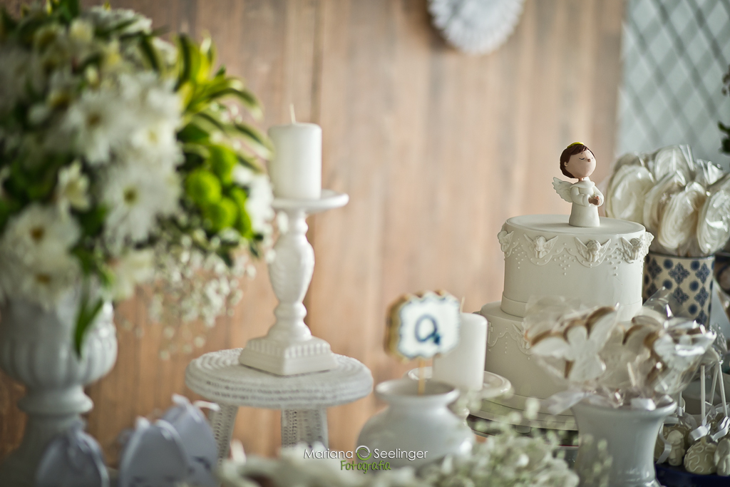 decoração de batizado branca e azul marinho tema ovelhinhas e anjos por mariana seelinger fotógrafa de casamentos e familias em rio de janeiro e nitero