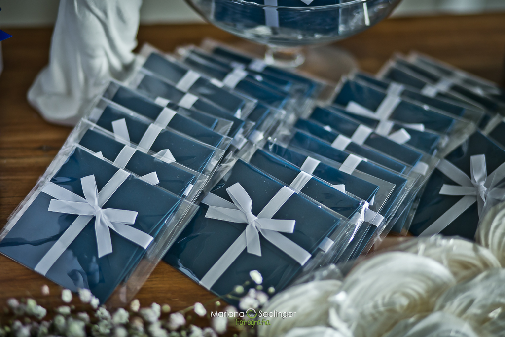 decoração de batizado branca e azul marinho tema ovelhinhas e anjos por mariana seelinger fotógrafa de casamentos e familias em rio de janeiro e nitero