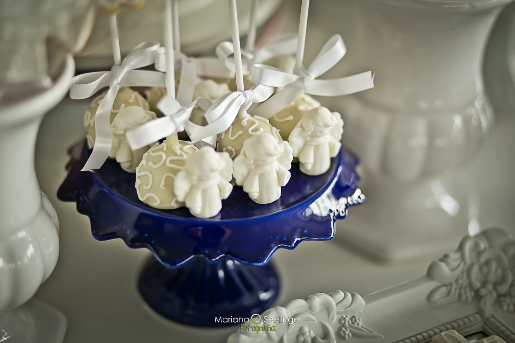 decoração de batizado branca e azul marinho tema ovelhinhas e anjos por mariana seelinger fotógrafa de casamentos e familias em rio de janeiro e niteroi