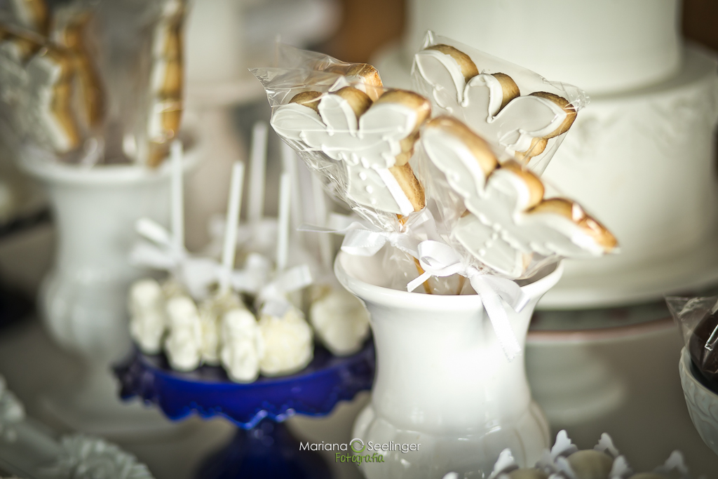 decoração de batizado branca e azul marinho tema ovelhinhas e anjos por mariana seelinger fotógrafa de casamentos e familias em rio de janeiro e nitero