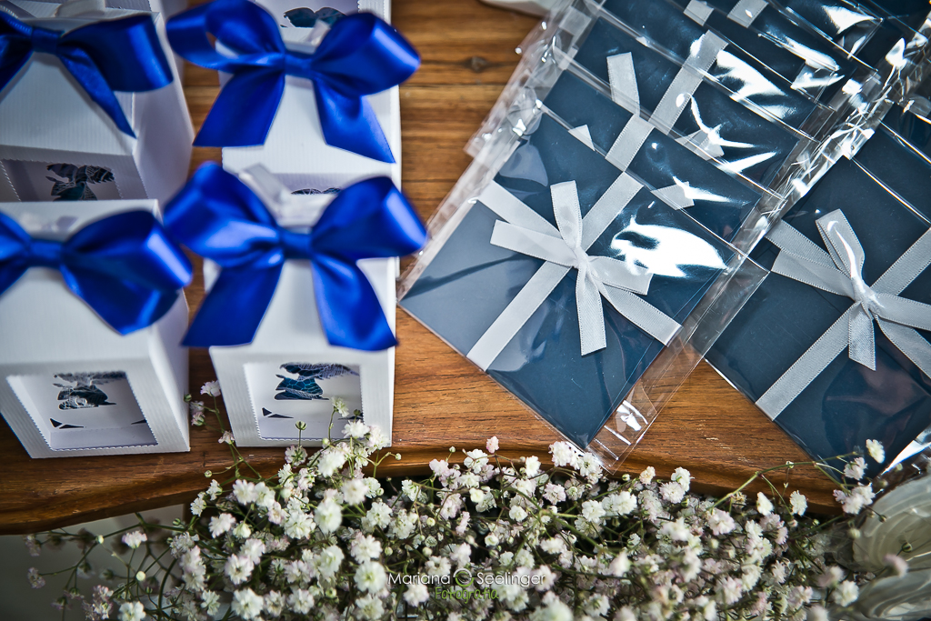 decoração de batizado branca e azul marinho tema ovelhinhas e anjos por mariana seelinger fotógrafa de casamentos e familias em rio de janeiro e nitero