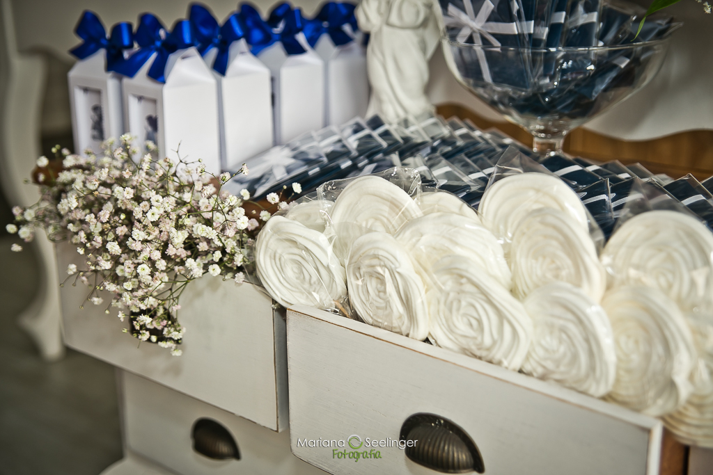 decoração de batizado branca e azul marinho tema ovelhinhas e anjos por mariana seelinger fotógrafa de casamentos e familias em rio de janeiro e nitero