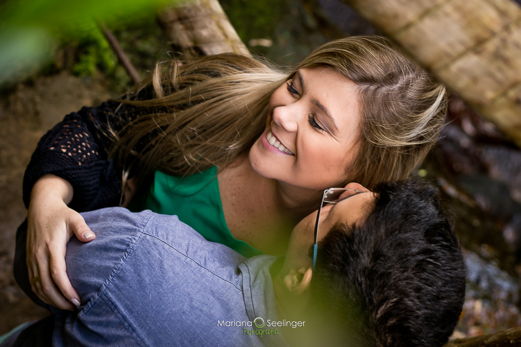 sorriso da noiva loura em ensaio de casal na serra dos orgãos