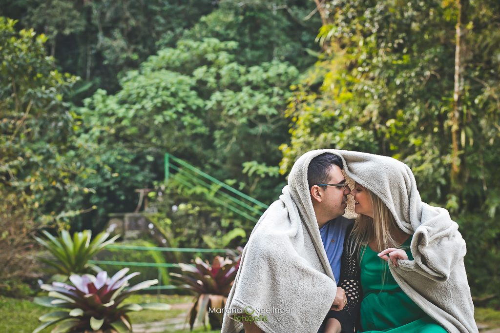 foto de casal de noivos em ensaio tematico de inverno no parque nacional da serra dos orgaos em registro de Mariana Seelinger Fotografa de Casamentos