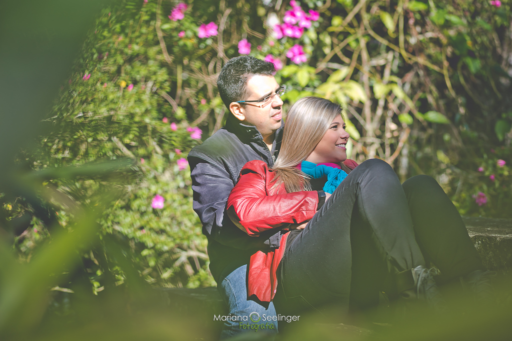 foto de casal de noivos em ensaio tematico de inverno no parque nacional da serra dos orgaos em registro de Mariana Seelinger Fotografa de Casamentos