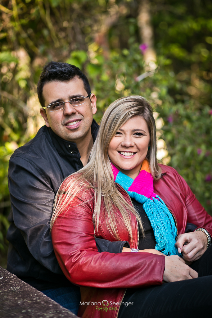 foto de casal de noivos em ensaio tematico de inverno no parque nacional da serra dos orgaos em registro de Mariana Seelinger Fotografa de Casamentos