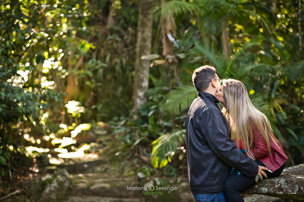 foto de casal de noivos em ensaio tematico de inverno no parque nacional da serra dos orgaos em registro de Mariana Seelinger Fotografa de Casamentos