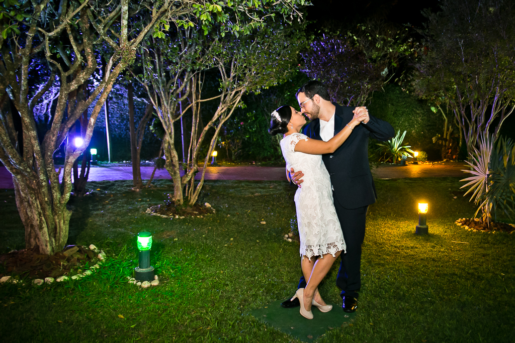 Fotografia do casal de noivos durante a festa de casamento