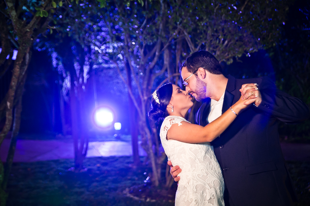 Foto do casal em luz azul e flare natural em fotografia de Mariana Seelinger Fotografa de casamentos e Familias em Niteroi e RJ