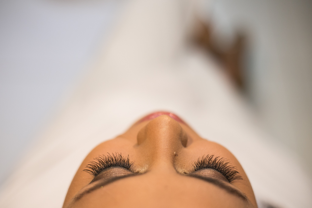 Foto dos olhos da noiva maquiados durante o making of em fotografia de Mariana Seelinger Fotógrafa de Casamentos em Niterói e RJ