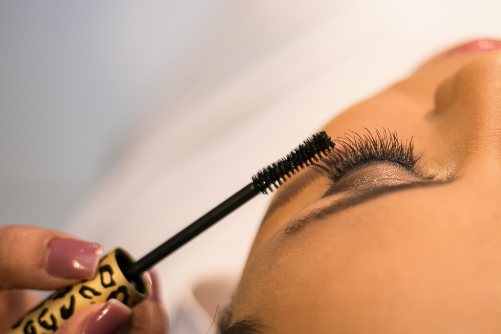 Fotografia da noiva passando rimel durante o making of da noiva em registro de Mariana Seelinger Fotógrafa de Casamentos em Niterói e RJ