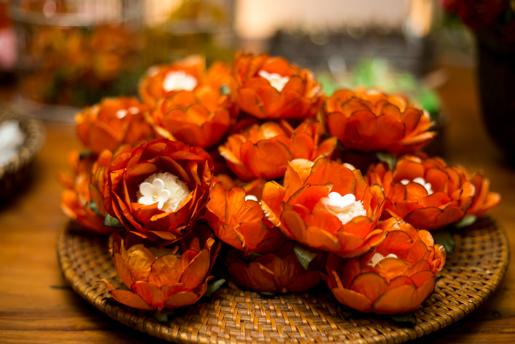 doces de casamentos com forminhas em flores laranjas em fotografia de Mariana Seelinger Fotógrafa de Casamentos em Niterói e RJ