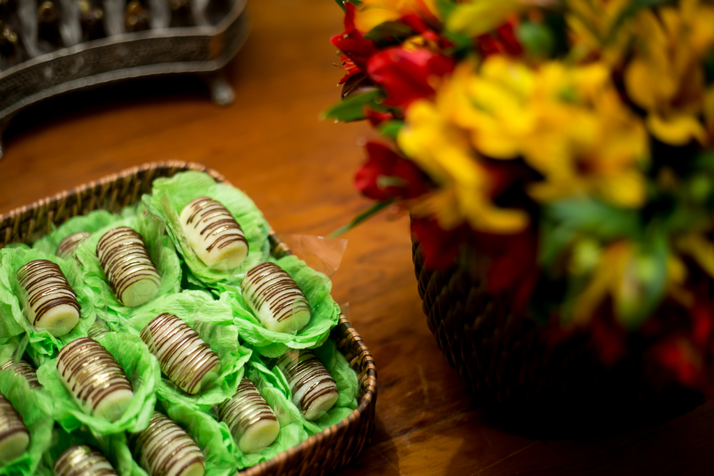 Doces de casamentos com forminhas de cor verde em uma mesa de madeira rústica em fotografia de Mariana Seelinger Fotógrafa de Casamentos em Niterói e RJ