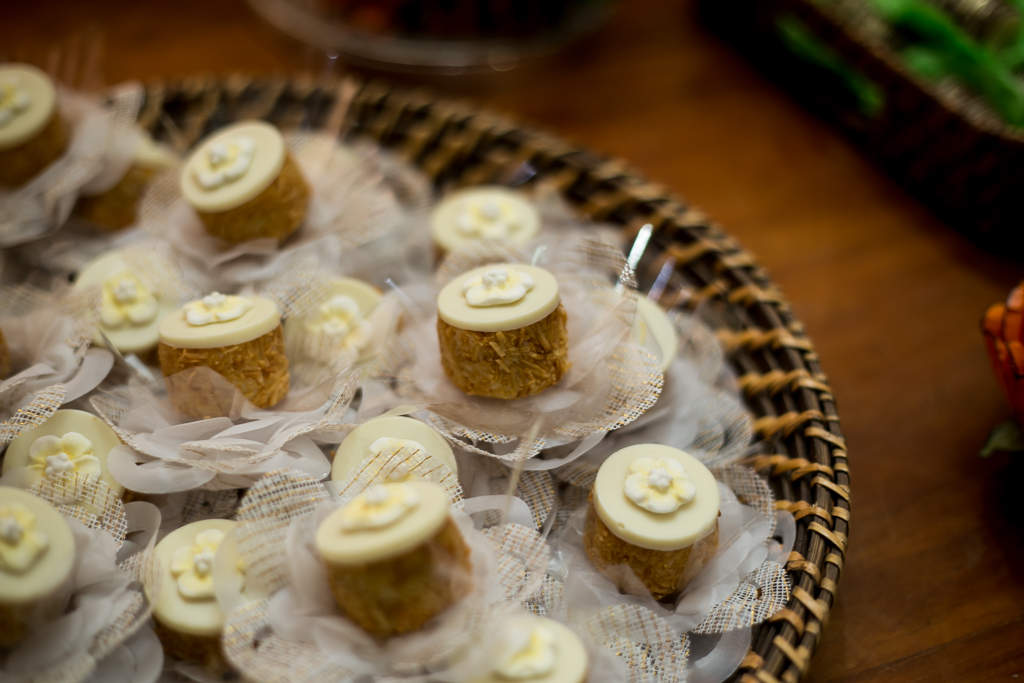 Foto de doces de casamentos em forminhas de flores brancas em fotografia de Mariana Seelinger Fotógrafa de Casamentos em Niterói e RJ