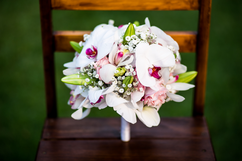 Foto do bouquet da noiva em orquídeas em fotografia de Mariana Seelinger Fotógrafa de Casamentos em Niterói e RJ