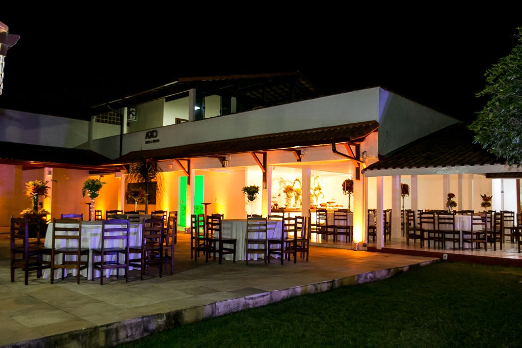 Local da festa com decorações brancas e pretas antes da chegada dos convidados em fotografia de Mariana Seelinger Fotógrafa de Casamentos em Niterói e RJ