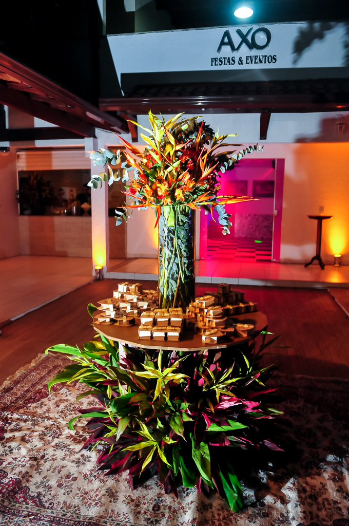 Entrada da casa de festa com decorações de flores e docinhos em fotografia de Mariana Seelinger Fotógrafa de Casamentos em Niterói e RJ
