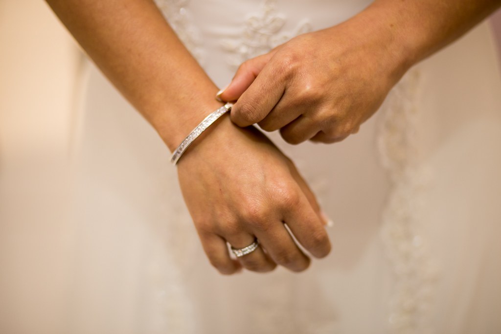 Foto do detalhe da pulseira bracelete e da aliança da noiva em fotografia de Mariana Seelinger Fotógrafa de Casamentos em Niterói e RJ