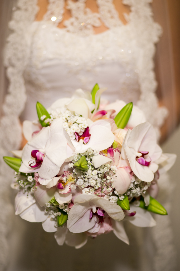 Foto do bouquet e do vestido da noiva em fotografia de Mariana Seelinger Fotógrafa de Casamentos em Niterói e RJ