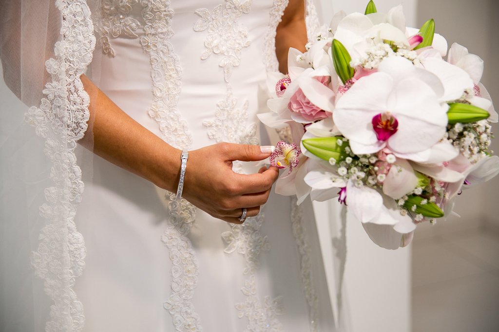 Foto do bracelete bouquet e vestido da noiva em fotografia de Mariana Seelinger Fotógrafa de Casamentos em Niterói e RJ
