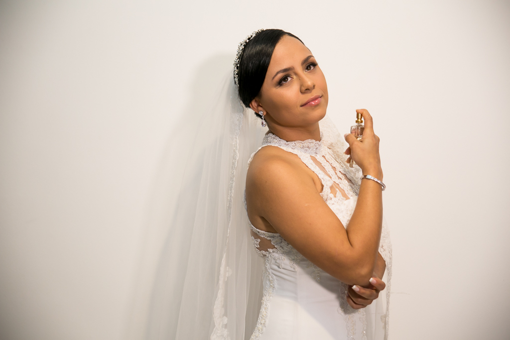 Foto da noiva se perfumando durante making of em fotografia de Mariana Seelinger Fotógrafa de Casamentos em Niterói e RJ