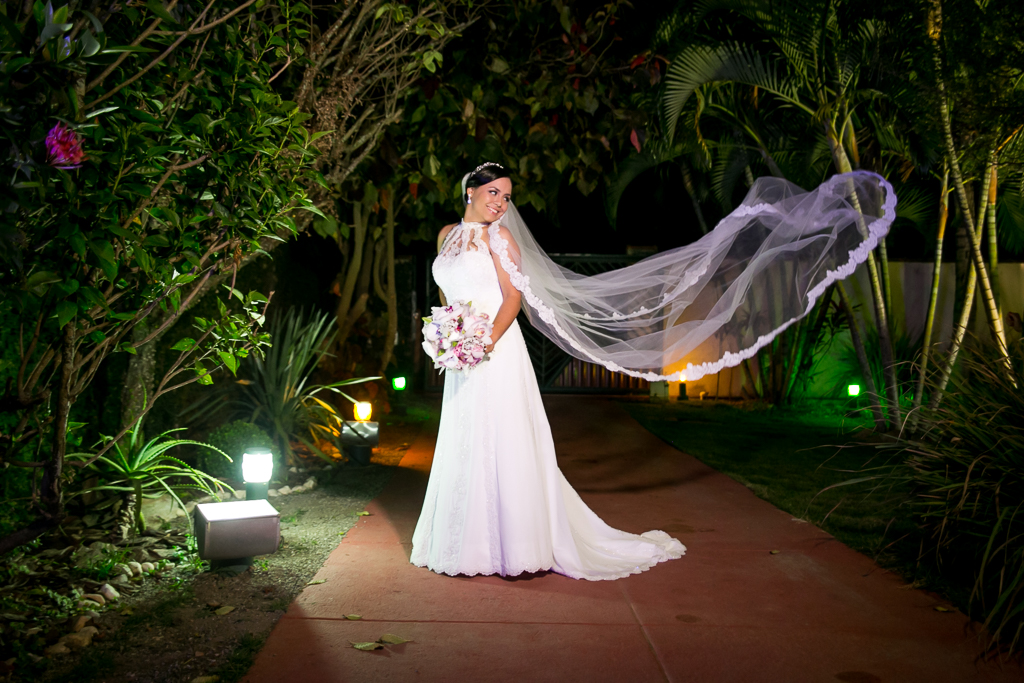 Foto da noiva que mostra seu vestido branco de renda e bouquet em fotografia de Mariana Seelinger Fotógrafa de Casamentos em Niterói e RJ