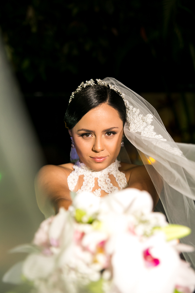 Foto da noiva mostrando o bouquet para a camera em fotojornalismo criativo de Mariana Seelinger Fotógrafa de Casamentos em Niterói e RJ