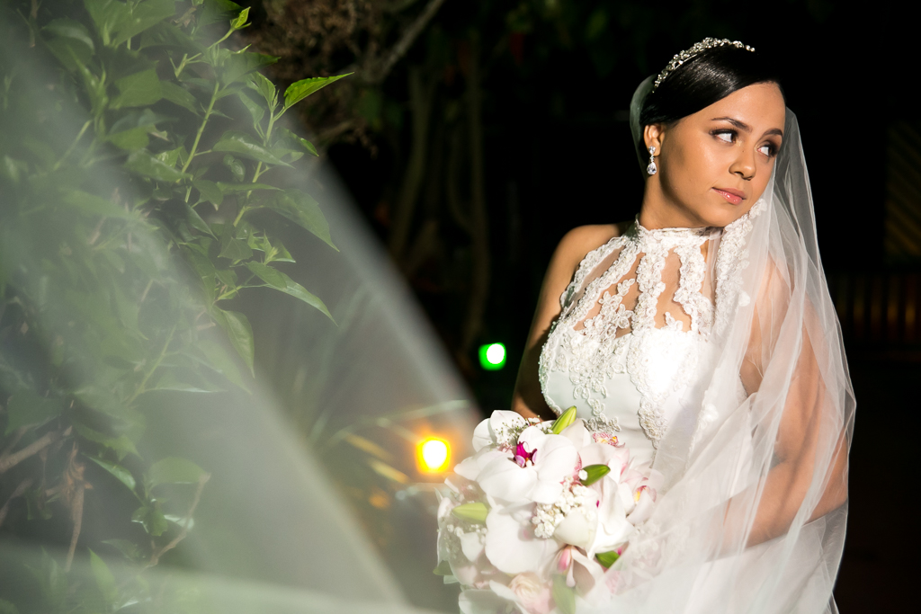 Foto da noiva que mostra vestido de renda durante making of em fotografia de Mariana Seelinger Fotógrafa de Casamentos em Niterói e RJ