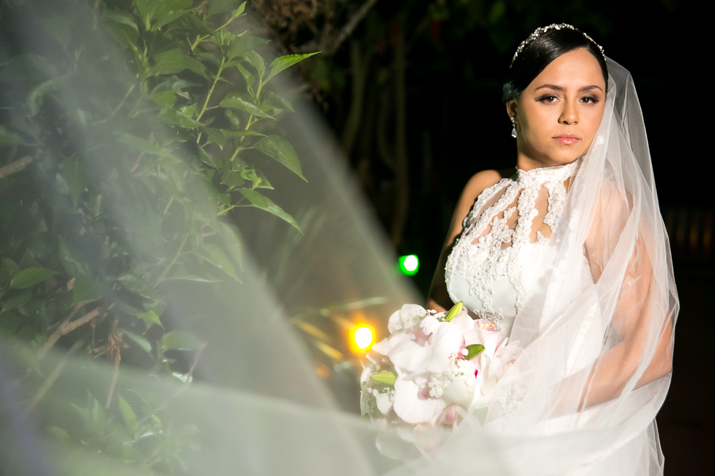 Foto da noiva que mostra vestido de renda e bouquet durante makig of em fotografia de Mariana Seelinger Fotógrafa de Casamentos em Niterói e RJ