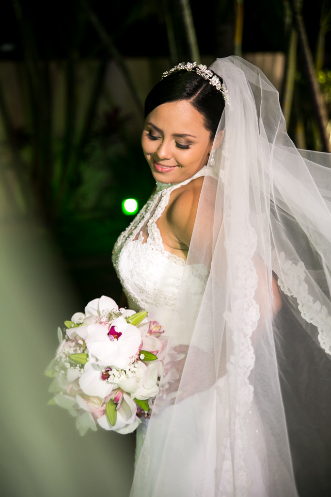 Foto da noiva que mostra o vestido de renda e o bouquet antes do casamento em fotografia de Mariana Seelinger Fotógrafa de Casamentos em Niterói e RJ