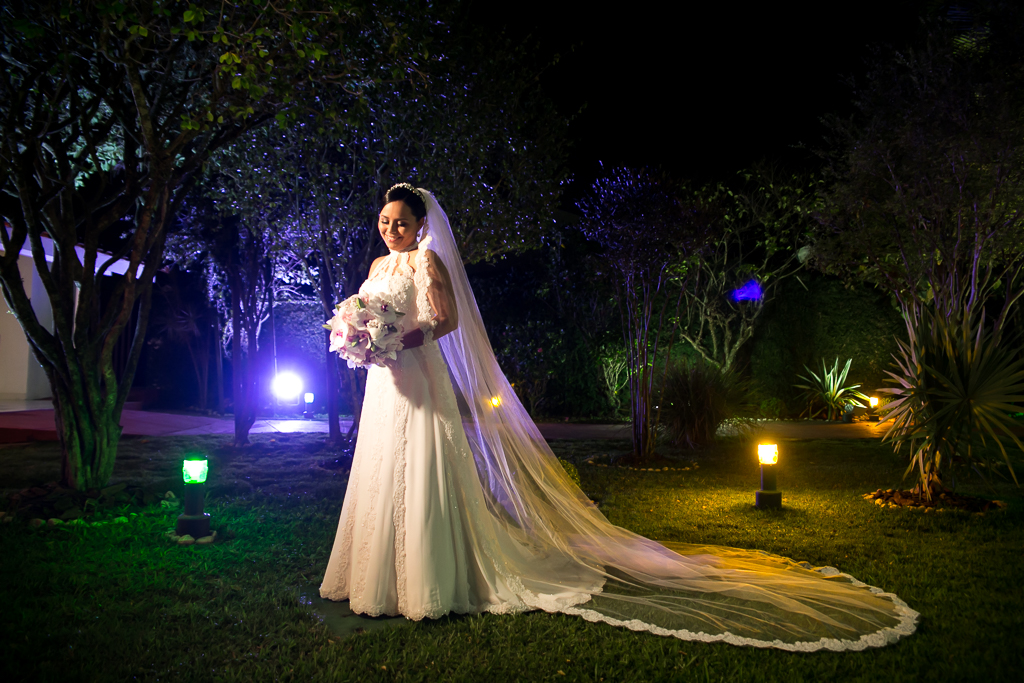 Foto da noiva que mostra vestsido de renda e bouquet antes do casamento em fotografia de Mariana Seelinger Fotógrafa de Casamentos em Niterói e RJ