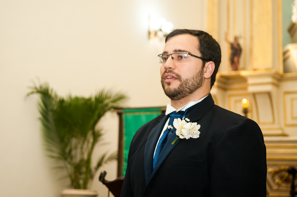 Fotografia do noivo esperando a noiva no altar em fotografia de Mariana Seelinger Fotógrafa de Casamentos em Niterói e RJ