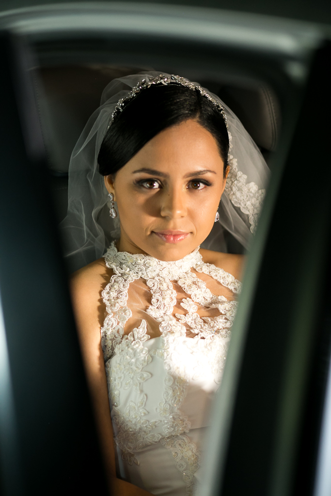 Foto da noiva no carro ao chegar ao casamento em fotojornalismo criativo de Mariana Seelinger Fotógrafa de Casamentos em Niterói e RJ