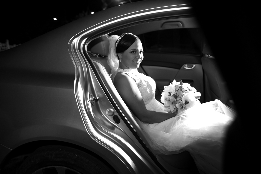 Fotografia da noiva saindo do carro após sua chegada na igreja onde acontecerá o casamento em fotografia de Mariana Seelinger Fotógrafa de Casamentos em Niterói e RJ