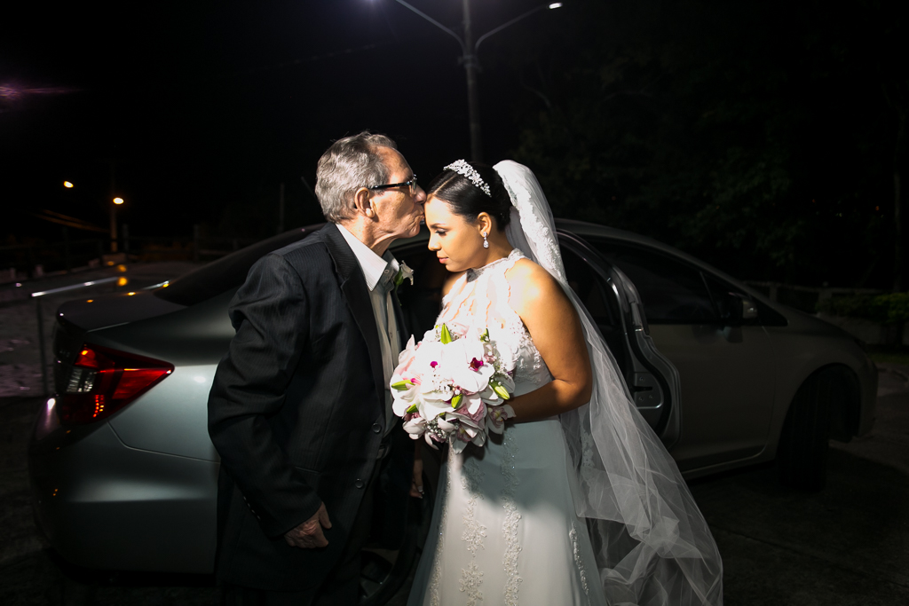 Noiva cumprimentando seu avo antes de entrar na igreja em fotografia de Mariana Seelinger Fotógrafa de Casamentos em Niterói e RJ