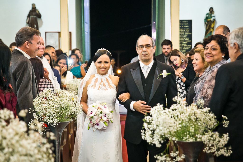 Noiva acompanhada de seu pai no caminho para o altar em fotografia de Mariana Seelinger Fotógrafa de Casamentos em Niterói e RJ