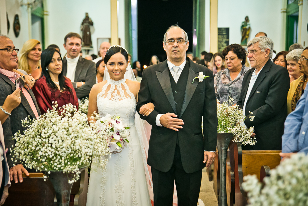 Noiva acompanhada de seu pai na entrada da igreja em fotografia de Mariana Seelinger Fotógrafa de Casamentos em Niterói e RJ