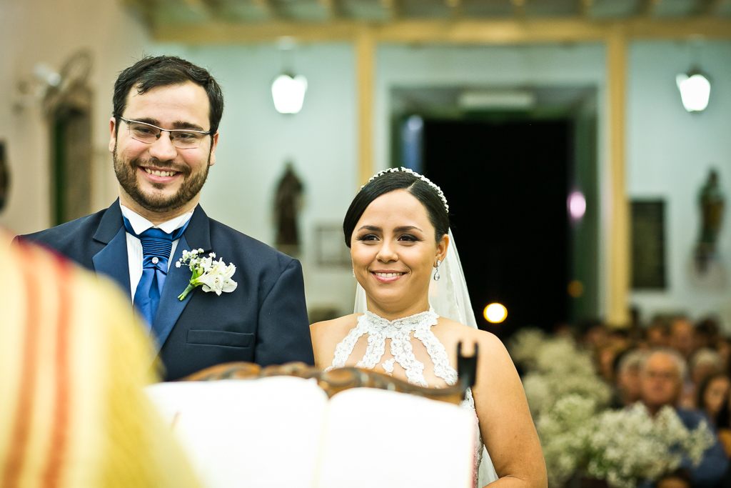 Noivos felizes com oque o celebrante de casamento falou em fotografia de Mariana Seelinger Fotógrafa de Casamentos em Niterói e RJ