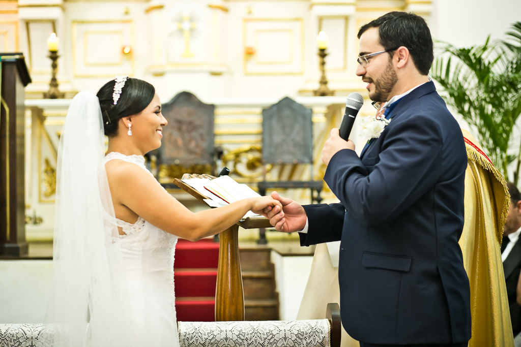 Noivos realizando votos de casamentos em fotografia de Mariana Seelinger Fotógrafa de Casamentos em Niterói e RJ