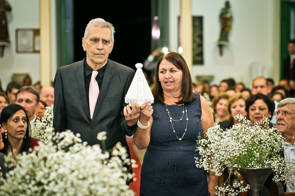 Entrada da nossa senhora no casamento em fotografia de Mariana Seelinger Fotógrafa de Casamentos em Niterói e RJ