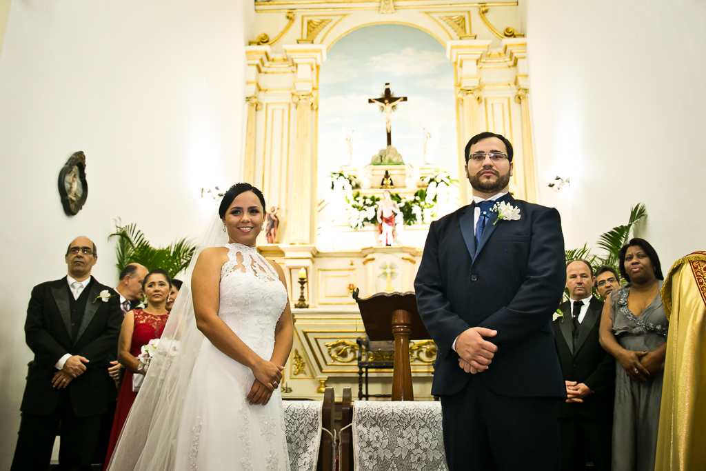 Noiva e noivo esperando a daminha com suas alianças em fotografia de Mariana Seelinger Fotógrafa de Casamentos em Niterói e RJ