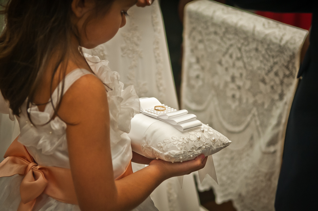 Daminha levando as alianças em fotografia de casamento da Mariana Seelinger Fotógrafa de Casamentos em Niterói e RJ