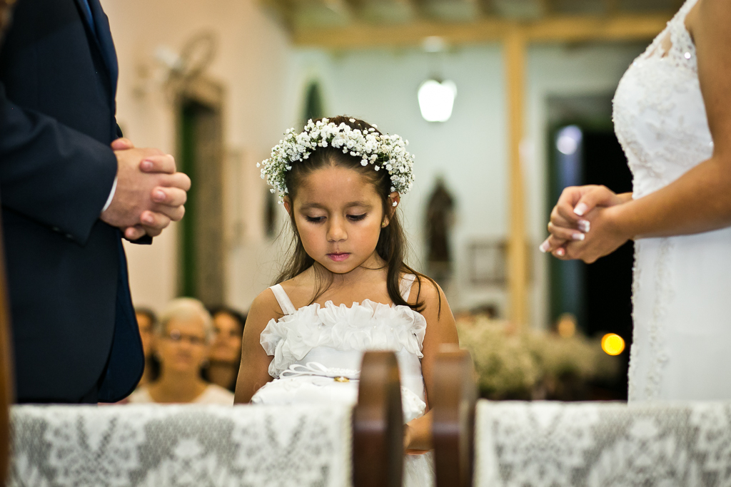 Daminha entre os noivos em fotografia de casamento da Mariana Seelinger Fotógrafa de Casamentos em Niterói e RJ