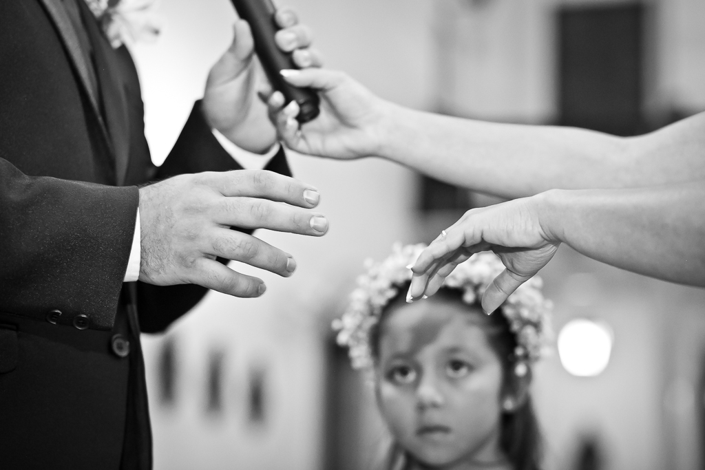 Foto da daminha olhando a troca de alianças fotojornalismo de casamento de Mariana Seelinger Fotógrafa de Casamentos em Niterói e RJ