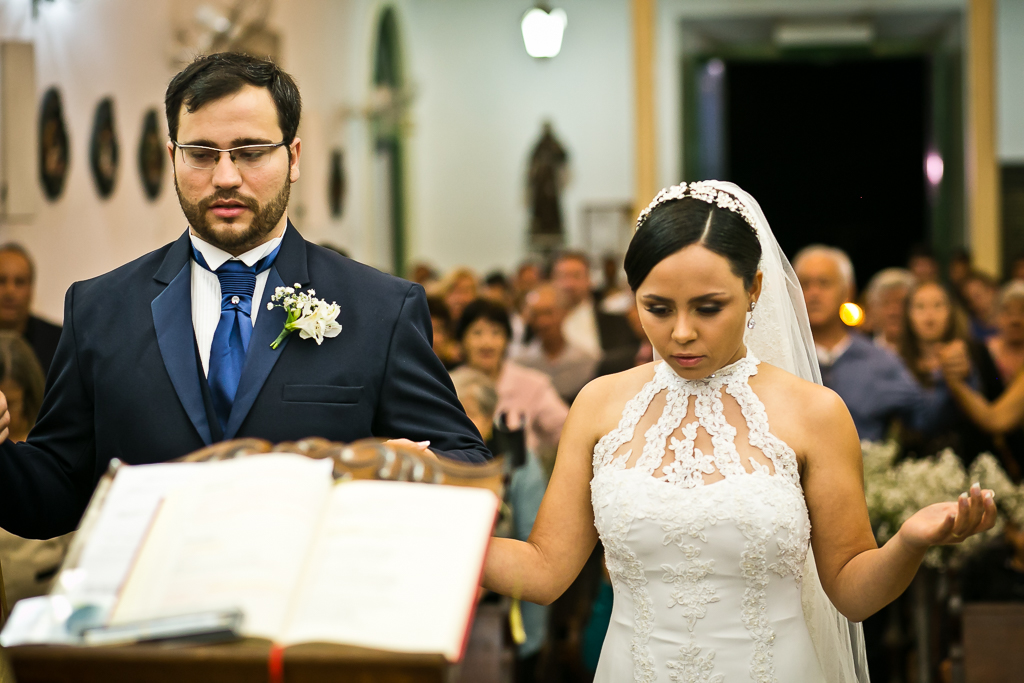 Noivo e noiva depois da troca de alianças em fotografia de Mariana Seelinger Fotógrafa de Casamentos em Niterói e RJ